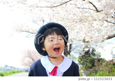 幼稚園の制服を着た幼児　入園式　卒園式 111523833