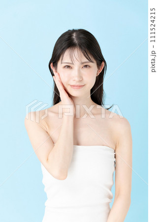 頬を触る女性 頬を触る女性 111524215