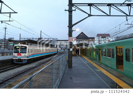 ［OR37］貴生川駅に停車中の近江鉄道900形・JR草津線113系電車 111524342