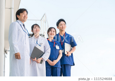 病院の屋上で休憩時間を過ごす男女の医師・医者・看護師・医療従事者・技師(4人) 病院の屋上で休憩時間を過ごす男女の医師・医者・看護師・医療従事者・技師(4人) 111524688