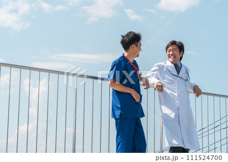 病院の屋上で休憩時間を過ごす医師・医者・看護師・医療従事者・技師 111524700