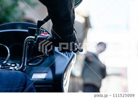 オートバイ交通事故 111525009