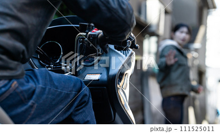 オートバイ交通事故 111525011