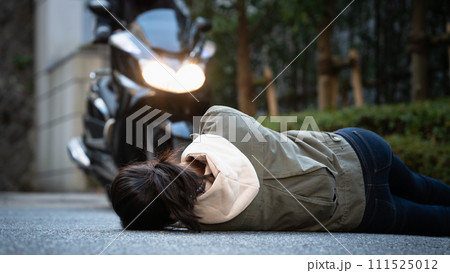 オートバイ交通事故 111525012