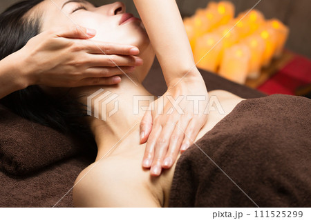 女性は首のマッサージを受けています。 111525299