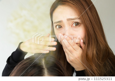 頭皮の悪臭に口を塞ぐ女性 頭皮の悪臭に口を塞ぐ女性 111525311