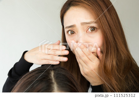 頭皮の悪臭に口を塞ぐ女性 頭皮の悪臭に口を塞ぐ女性 111525312