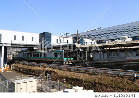 敦賀駅に停車中の小浜線125系電車 敦賀駅に停車中の小浜線125系電車 111525341