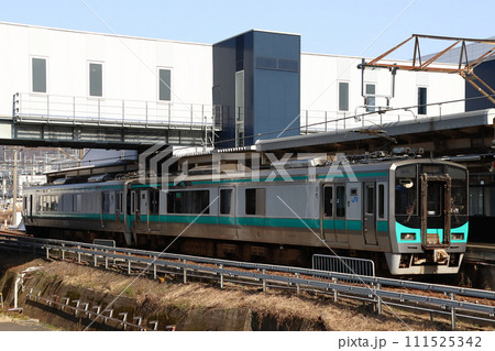 敦賀駅に停車中の小浜線125系電車 敦賀駅に停車中の小浜線125系電車 111525342