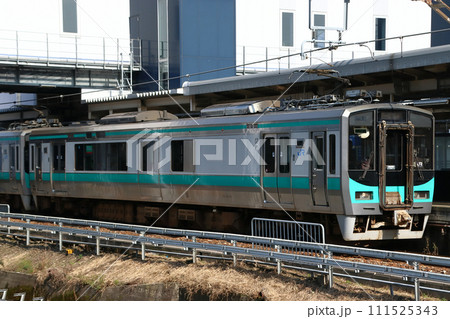 敦賀駅に停車中の小浜線125系電車 111525343