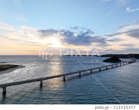 夕方の角島大橋を空撮 日本海に架かる絶景ロード 山口県 夕方の角島大橋を空撮 日本海に架かる絶景ロード 山口県 111525357