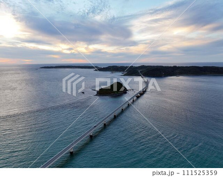 夕方の角島大橋を空撮 日本海に架かる絶景ロード 山口県 111525359