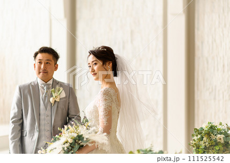 将来を見つめている新郎新婦 将来を見つめている新郎新婦 111525542