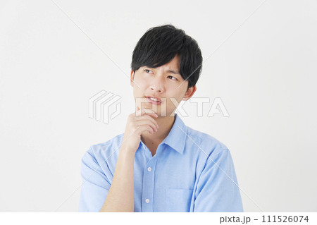 考える男性 白背景 考える男性 白背景 111526074