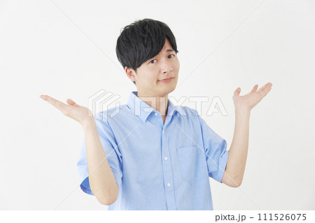 お手上げの男性　白背景 111526075