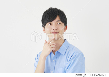 想像する男性 白背景 想像する男性 白背景 111526077