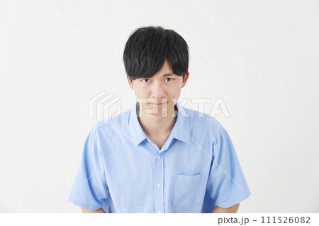 お辞儀して謝罪する男性 白背景 お辞儀して謝罪する男性 白背景 111526082