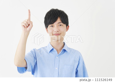 上を指差す男性　白背景 111526149