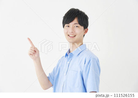 左を指差す男性 白背景 左を指差す男性 白背景 111526155