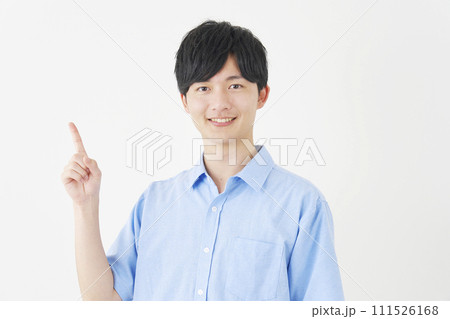 左を指差す男性 白背景 左を指差す男性 白背景 111526168