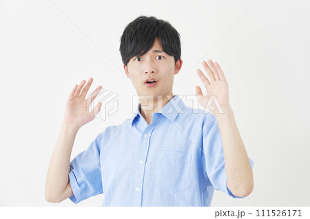 驚く男性　白背景 111526171