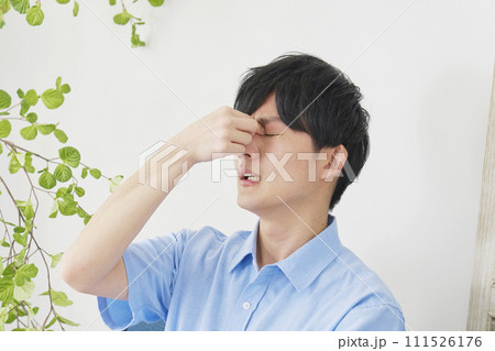 眼精疲労の男性 111526176