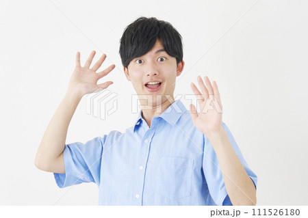 驚く男性　白背景 111526180