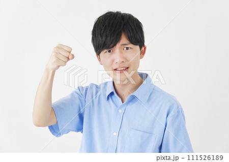 怒る男性　白背景 111526189