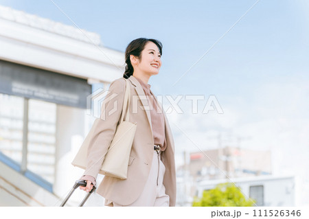 出張・転勤・旅行・人事異動をするビジネスウーマン（異動・新生活・引っ越し・上京・転居・支店） 111526346