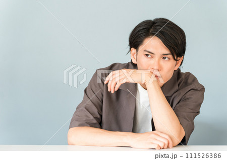 机に座る男性モデル(おしゃれ・悩む・ナルシスト・気だるさ) 机に座る男性モデル(おしゃれ・悩む・ナルシスト・気だるさ) 111526386