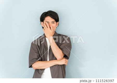 オーバーサイズシャツの男性モデル(二面性・二重人格・表裏・多重人格者) オーバーサイズシャツの男性モデル(二面性・二重人格・表裏・多重人格者) 111526397