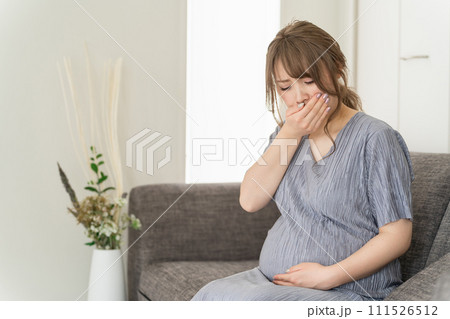 家のソファに座る妊婦・マタニティ(吐き気・悪阻・妊娠後期) 家のソファに座る妊婦・マタニティ(吐き気・悪阻・妊娠後期) 111526512
