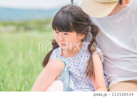 泣く子供を抱っこするパパ(ぐずる・イヤイヤ期・不機嫌) 泣く子供を抱っこするパパ(ぐずる・イヤイヤ期・不機嫌) 111526514