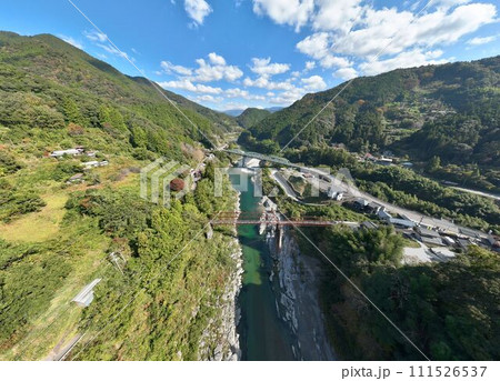【空撮】旧吉野川橋と現行の吉野川橋(高知県)＜東向き/下流向き/俯瞰＞ 111526537
