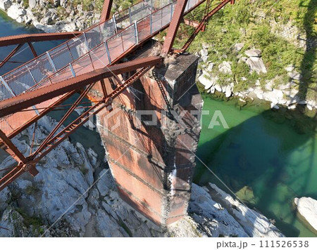 【空撮】旧吉野川橋破損箇所(高知県)＜北西向き/上流向き/近影＞ 111526538