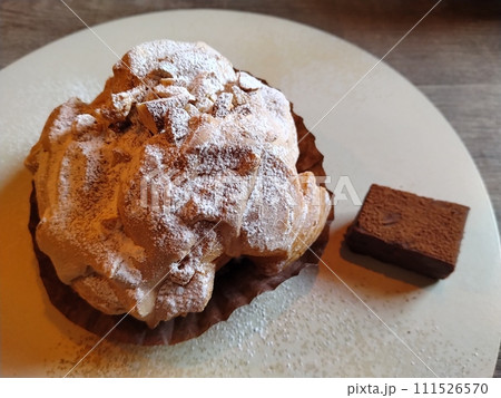 お皿に盛りつけたチョコレートとシュークリーム 111526570