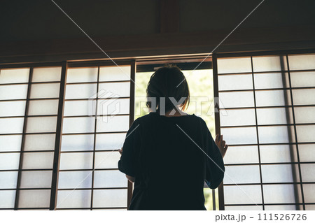 田舎での暮らし：ライフスタイルのイメージカットシリーズ 111526726