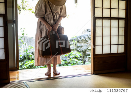 田舎での暮らし：ライフスタイルのイメージカットシリーズ 111526767