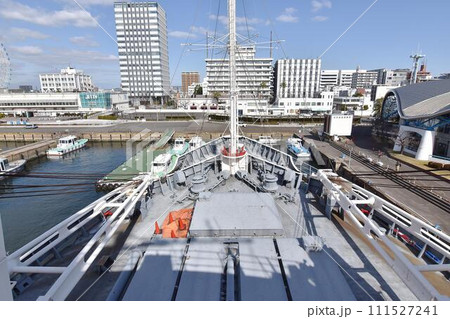 観測船ふじの艦橋から前を見る 111527241