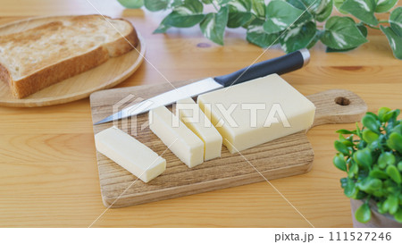 カットしたバターとトースト カットしたバターとトースト 111527246