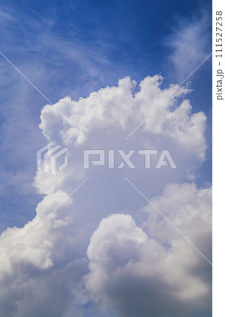 夏空に浮かぶ白い入道雲 夏空に浮かぶ白い入道雲 111527258