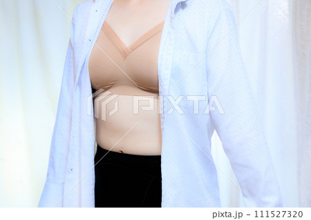 女性 シャツと下着 女性 シャツと下着 111527320