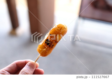 女性の手とみたらし団子 女性の手とみたらし団子 111527667