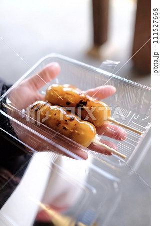 女性の手とみたらし団子 女性の手とみたらし団子 111527668