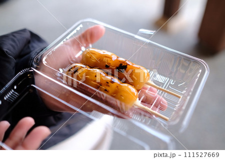 女性の手とみたらし団子 女性の手とみたらし団子 111527669