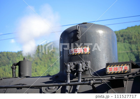 蒸気機関車・車両番号C11 190・蒸気ドームと蒸気と青空 111527717