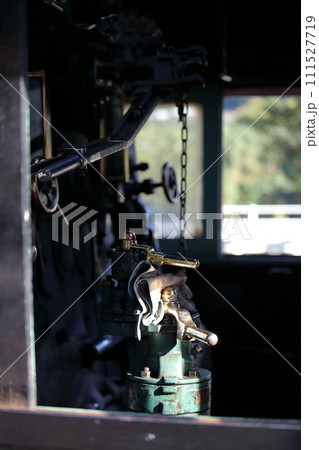 蒸気機関車・車両番号C11 190・運転室の各種ハンドル 111527719