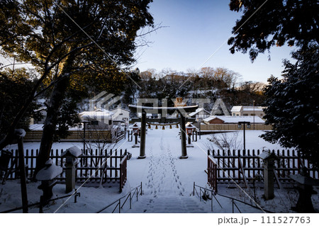 雪の積もった塩竈神社の鳥居 雪の積もった塩竈神社の鳥居 111527763