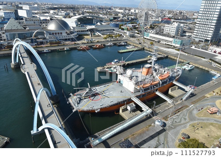 名古屋港ガーデン埠頭をポートビル展望室から見る 111527793
