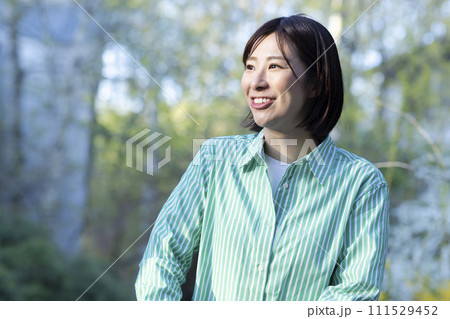 自然の中を歩く可愛い女性 111529452